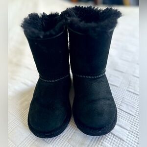 Little Girls Black Uggs with bows on back size 9